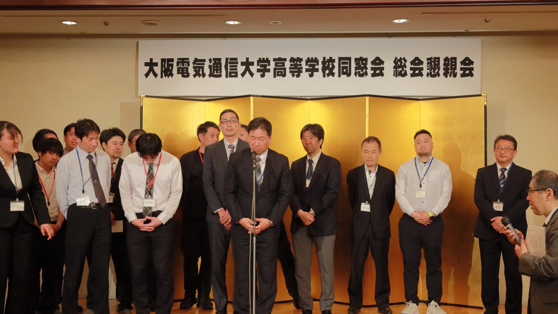 参加者がステージに並ぶ様子