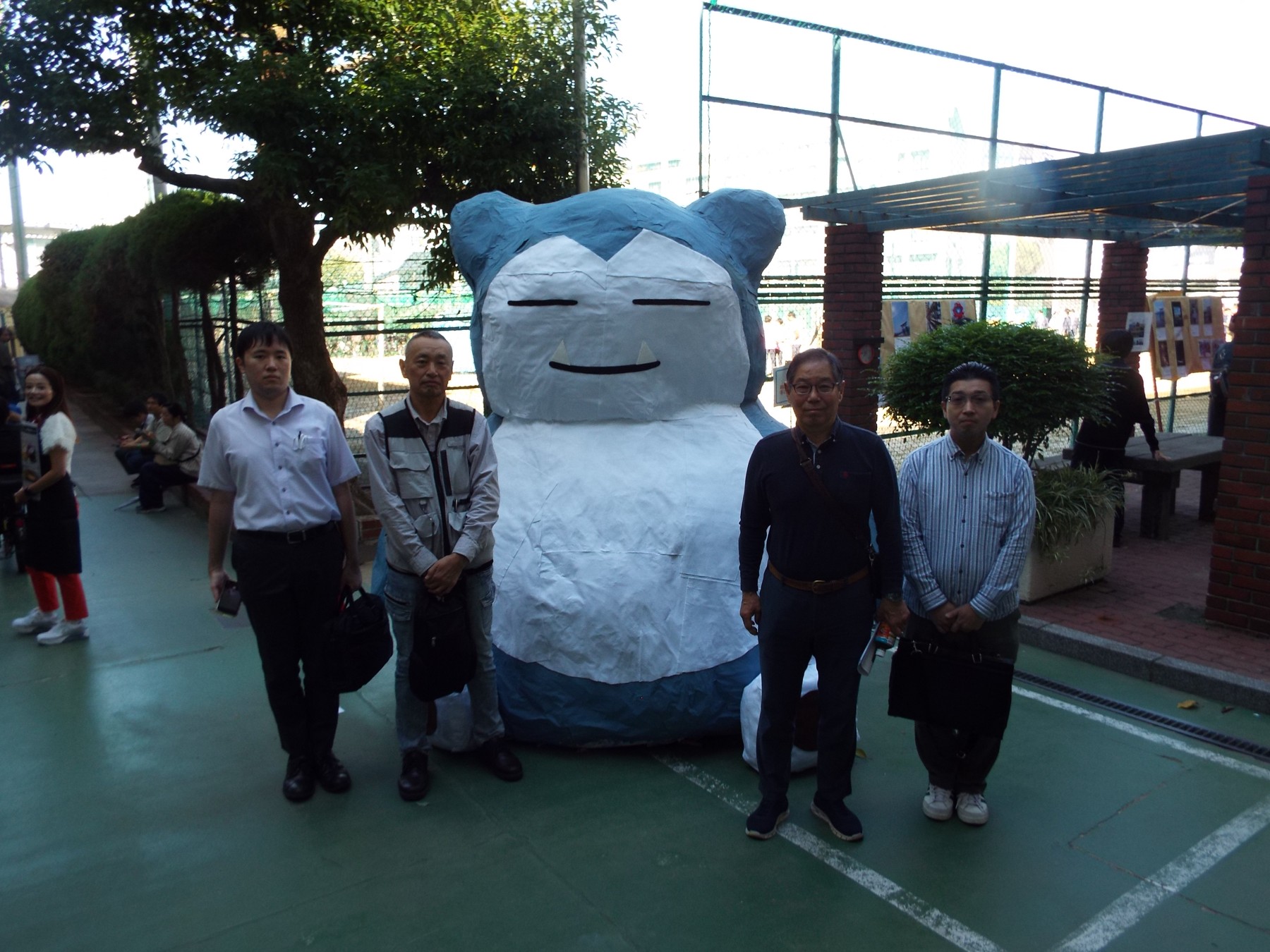 文化祭の会場に展示されたオブジェと訪問者